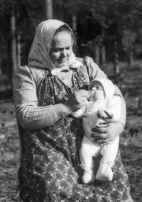 Babička Františka Fúriková s dcerou pamětnice, 1957