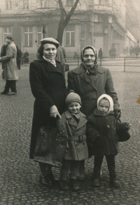 S maminkou a babičkou, pamětník vlevo, 1957