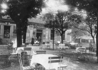 Father of Igor Froněk with his parents in front of their pub in Lipenec around 1925