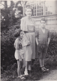 Petr Holitscher s maminkou a sestrou Jaroslavou, rok 1957