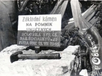 Pokládání základního kamene pomníku v Prlově, 1945