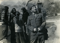 Jiří Pallas, zakladatel Šafránu, ve vojenském, vzadu zprava Jaroslav Hutka, Zorka Růžová, Petr Konvalinka, Ruda Kocourek, Uherské Hradiště, jaro 1974