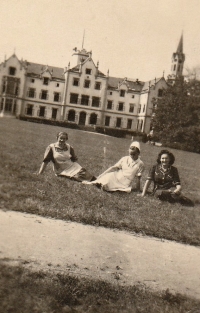 Matka pamětníka - vpravo, vojenský lazaret, Vráž u Písku, 1939-1945