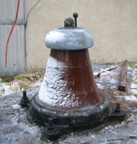 Detail porcelánového kuželu, styčný bod měl průměr jen 8,5 cm, tyčka s kouličkou sloužila jako jiskřiště pro blesky, Pohodlí, 2008