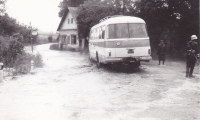 Záplavy U Tří Kocourů, v pozadí pamětníkův otec a ruský regulovčík, 23. 6. 1974