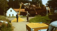 Žně s kombajnem od JZD Makov, vlevo otec pamětníka, 1980