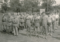 Bratr Milan Netušil v první řadě třetí zprava na Majálesu, Heřmanův Městec, 1951