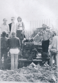 Koncert se skupinou FPB v severních Čechách (pamětník druhý zleva ve slunečních brýlích), polovina 80. let 