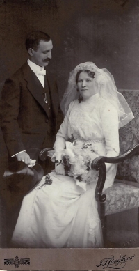 Maxmilián and Marie Ullmann, wedding photographs of grandfather and grandmother, née Pissinger, 1913