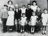 Rodina Dmytra Čakyra a rodina Panteleje Ivanova. Sarata, Oděská oblast, 1947