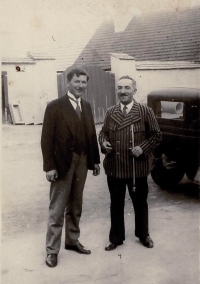 Richard Reiter on the right, father-in-law with a pipe, Zruč nad Sázavou, photographed before World War II