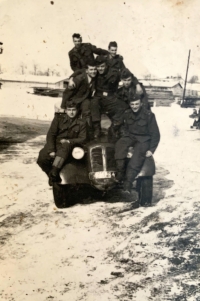 Václav Půža s partou kamarádů na vojenské službě v letech 1952–1954