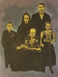 Ludmila Holbová's little father (left) with his parents and two sisters, 1914