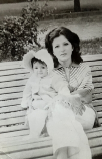 Nouneh Dilanyan with her daughter Sona in 1978