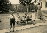 Richard, Ilona a Edita, děti Huschovy s vozíkem v roce 1935