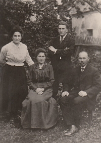 Berthold Lipschitz seated and his wife Albertina standing Herta and Arthur Lipschitz