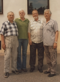 Setkání vojáků a důstojníků základní služby z posádky Pohodlí sloužících zde roku 1968, zleva Jackl, Doležal, Váchal, Němec v roce 2007