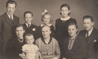 Standing Bohumil Trubač with children Jiří and Dagmar Liselotte Lipschitz sitting Marie (Mici) Trubačová with Pavel, Czesch Oma, Hedvika and Arthur Lipschitz, photo taken in 1943 in Frenštát pod Radhoštěm