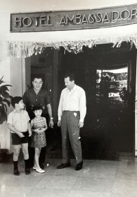 Pamětník před hotelem Ambasador, Singapur, 1967