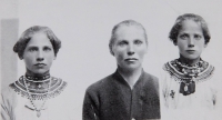 From left: sister Eva, mother Anna Kahanová and the witness