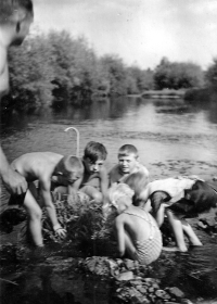 Alois Kubík, student gymnázia v Opavě, někde u rybníka 1935