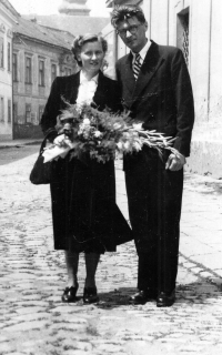 Alois Kubík s manželkou Věrou, pravděpodobně promoce nebo svatba, Olomouc, 1951