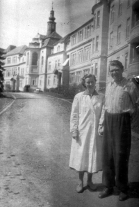 Alois Kubík s manželkou Věrou v době léčby tuberkulózy, sanatorium na Pleši, 1951 až 1952