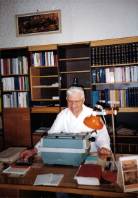 Alois Kubík, v pracovně primáře sanatoria Wolker, Jeseník, 80. léta