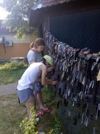 Nataliia's daughter weaves a camouflage net. Tysmenytsia (Ivano-Frankivsk region), 2022