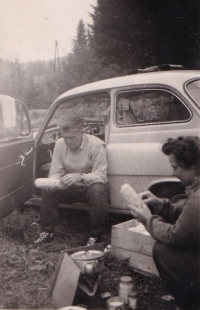 Maminka Marie Doušová, rozená Ungermannová, a tatínek Jaroslav Douša st. na dovolené v Jeseníkách, 1962