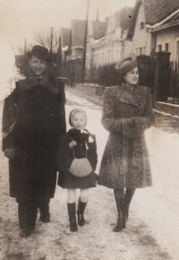 Stanislava Petrželková s rodiči Annou a Antonínem Svobodovými, Holešov, 1940