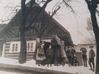     Rodina Kynčlova na rodném statku v Dolních Štěpanicích,  první zleva babička Ema, třetí zleva děda Kristián, maminka pamětníka Vlasta s osmi sourozenci, rok 1924