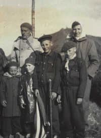 Zleva Vlastimil Talášek,, tatínek, bratranec Honza Kynčl, bratři Olda, Milan a maminka, Výlet  na Sněžku v roce 1959