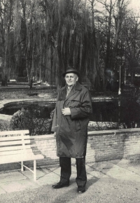 Oldřich Talášek, tatínek pamětníka, v olomouckém parku, rok 1979