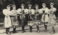 Vystoupení českých sokolek v krojích v Londýně, Vlasta Kynčlová, maminka pamětníka, druhá zleva. Rok 1942