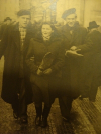 Eliška Levinská (centre)