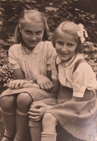 Eva Gránová with her younger sister Liese, 1941