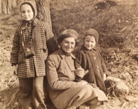 Paula Fischl with daughters Eva and Liese