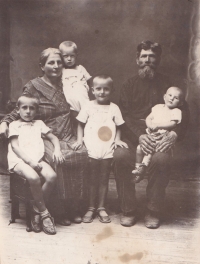 The Sytnyks family. Great-grandfather Zakhar, great-grandmother Horpyna and their children: Ivan (standing in center), Dmytro, Mariia, and Seraphima, 1916