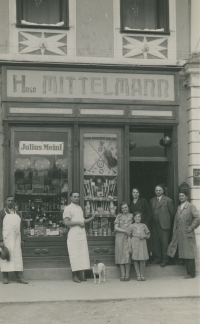 Hugo Mittelmann with his family in front of his shop in Brezno – 1934