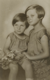 Mother Edita Mittelmannová with sister Alica/Licka, 1928