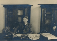 Josef Smrkovský v kanceláři (patrně mezi lety 1945–1948)