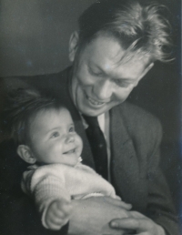 Kateřina Smrkovská s tatínkem Josefem Smrkovským (12. 12. 1947).
