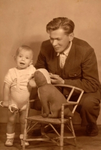 Kateřina s otcem Josefem Smrkovským (28. 8. 1948).