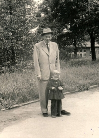 Kateřina s otcem v parku (29. 5. 1950).