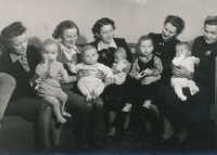 Maminka Katrin Smrkovská s přítelkyněmi, vesměs  koncentráčnicemi  z Ravensbrücku (16. 11. 1947)