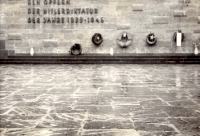 Nápis „Obětem nacistického teroru 1935–1945“ v památníku v Plötzensee