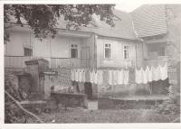 Robeč, drying laundry