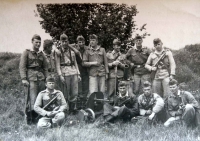 Ľubomír Hatala - fotografia z čias základnej vojenskej služby (1956) - spodný rad v strede