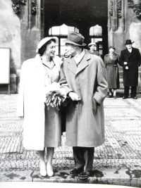 Svatební fotografie Miloně a Daniely Pohořelých, Praha - Týnský chrám, 1958